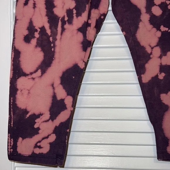Bleach Dye Capri Leggings - Picture 4 of 9